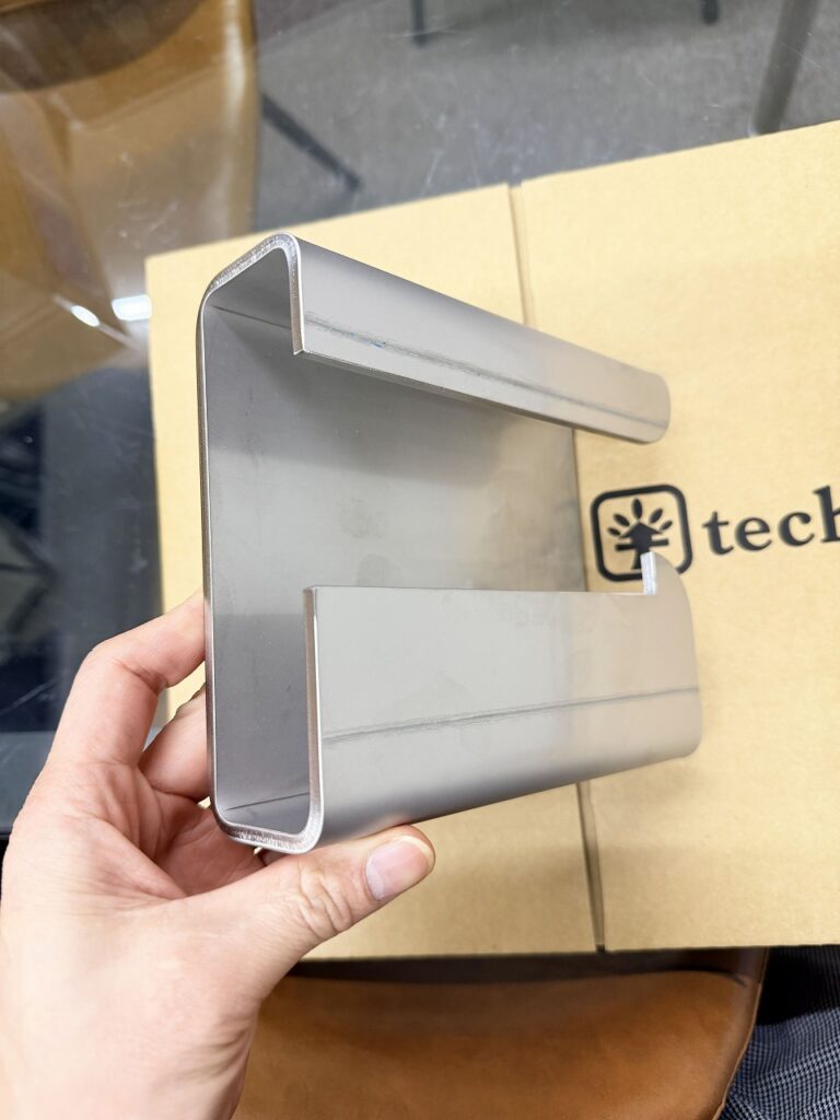 ステンレスの深曲げ加工
SUS304　板厚5㎜　50×150長さ175の一発曲げです。
大阪府松原市の株式会社テクノファームです