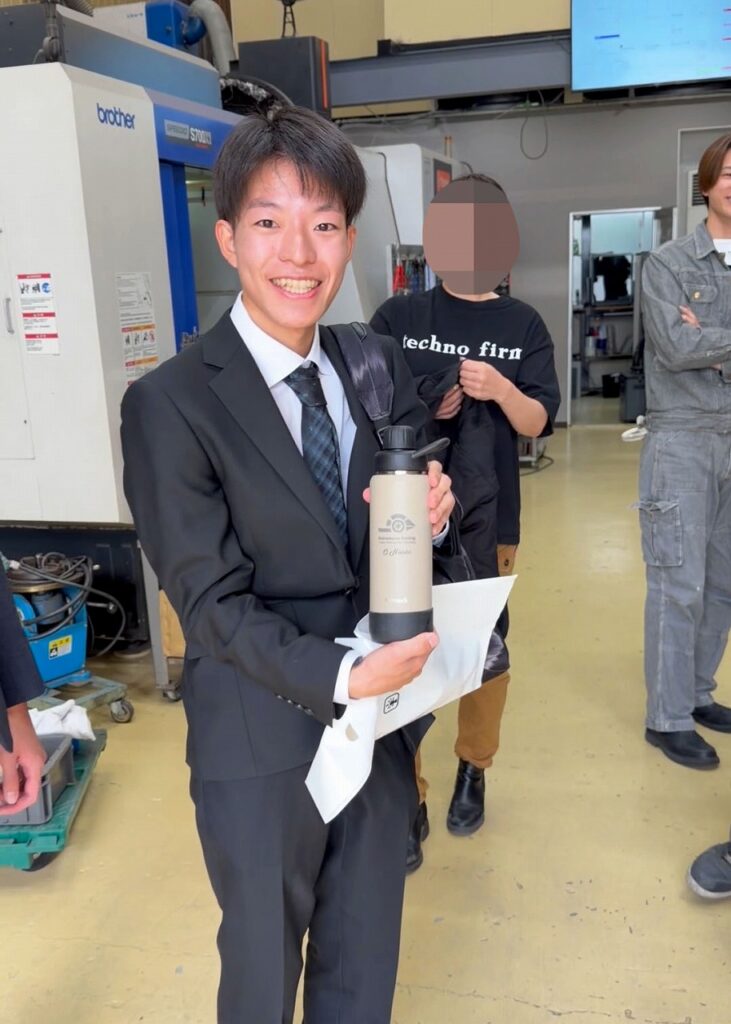 大阪公立大学中百舌鳥レーシングチームさん
レーザー刻印した水筒を持ってきてくれていた。
株式会社テクノファーム