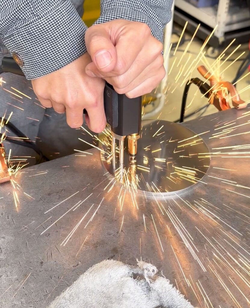 スタッド溶接機でM4のスタッドボルトを溶接します
株式会社テクノファーム