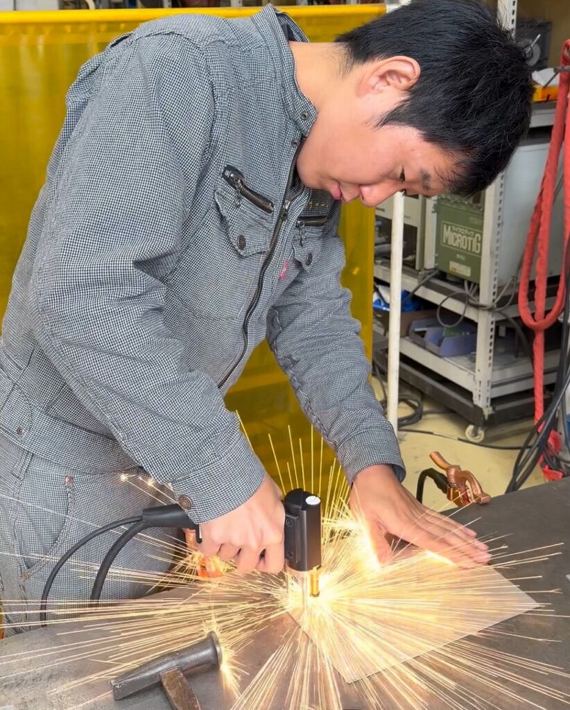 スタッド溶接でM4のスタッドボルトを溶接します
株式会社テクノファーム