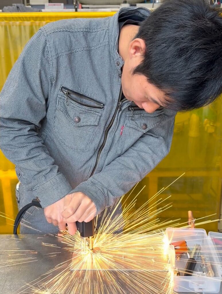 スタッド溶接でM6のスタッドボルトを溶接します
株式会社テクノファーム