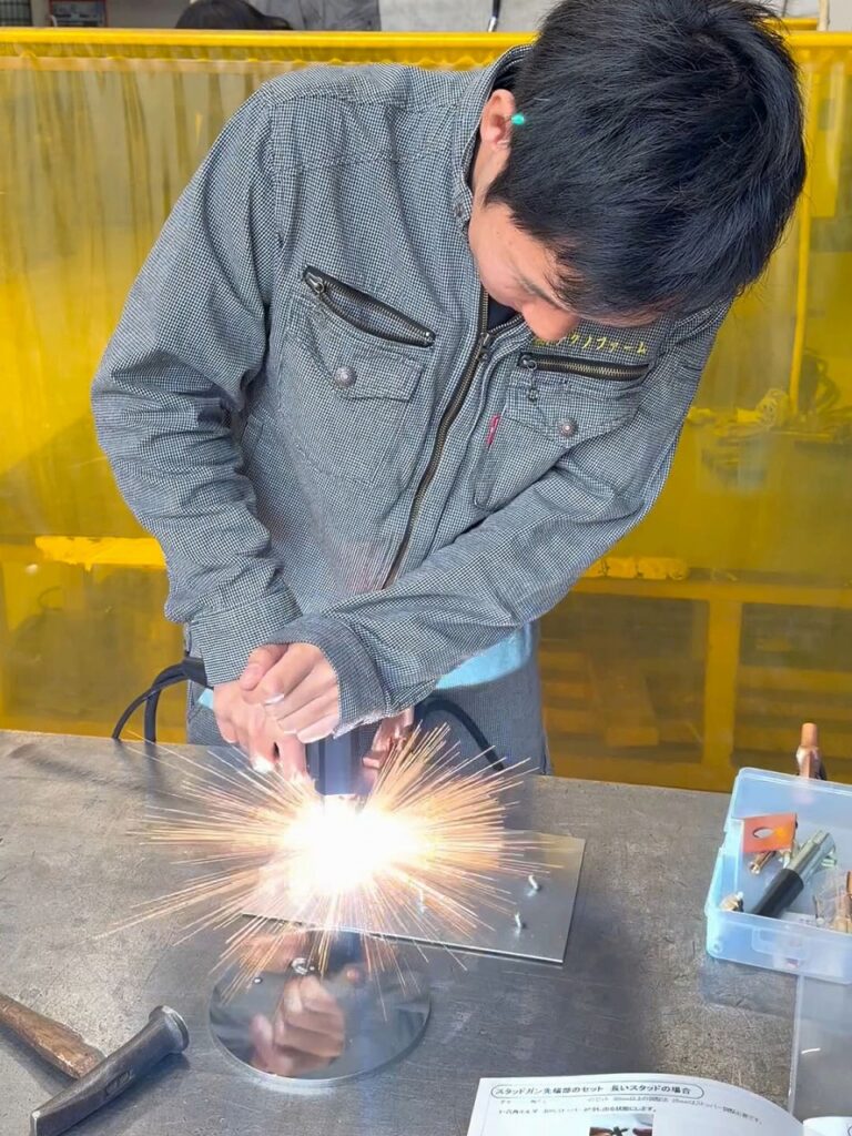 スタッド溶接でM6のスタッドボルトを溶接します
株式会社テクノファーム