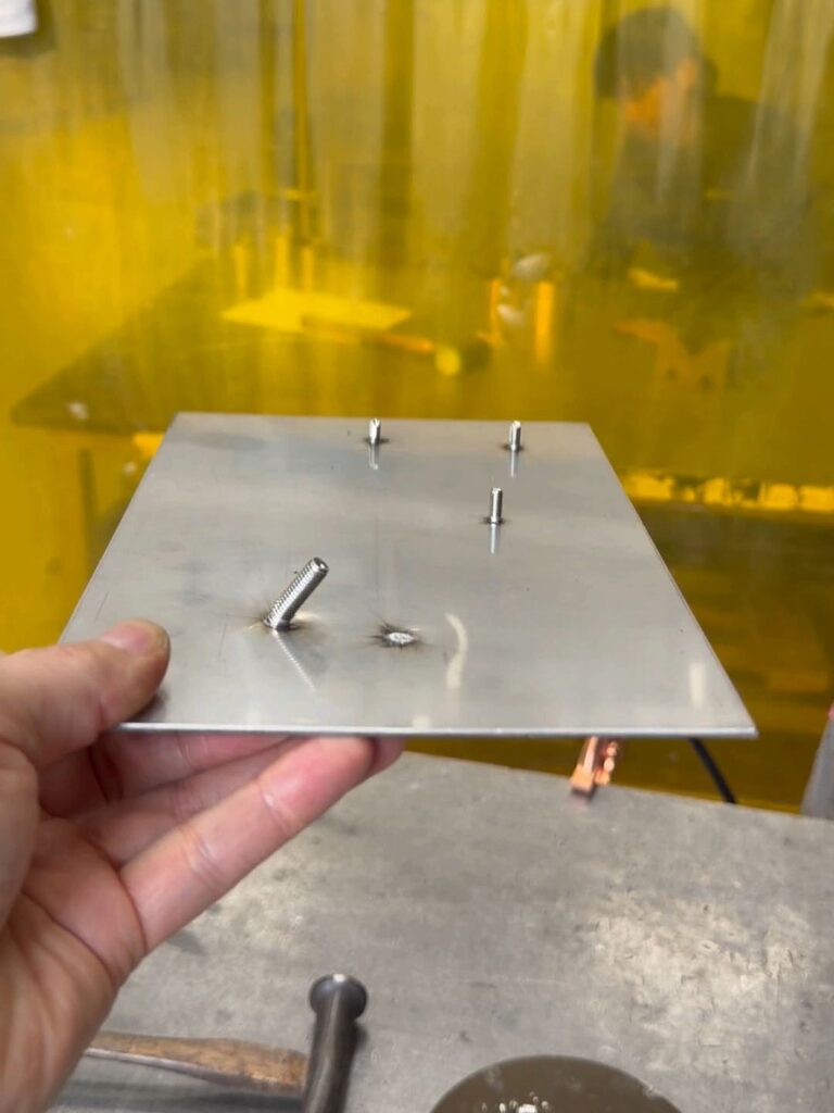 スタッド溶接でM6のスタッドボルトを溶接しました。ハンマーで強度確認しました。
株式会社テクノファーム