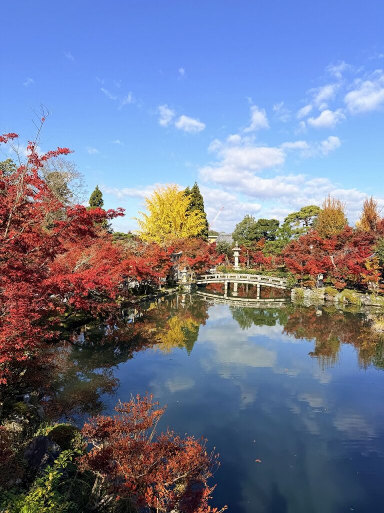 永観堂庭園は放生池（ほうじょうち）を中心に東山を借景にした池泉回遊式庭園です。放生池の中心の弁天島には弁天社が祀られ、錦雲橋