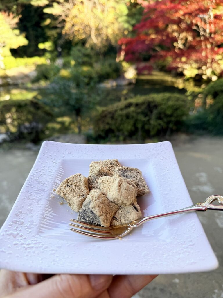 平安神宮の神苑内のお茶処 澄心亭 黒糖わらび餅