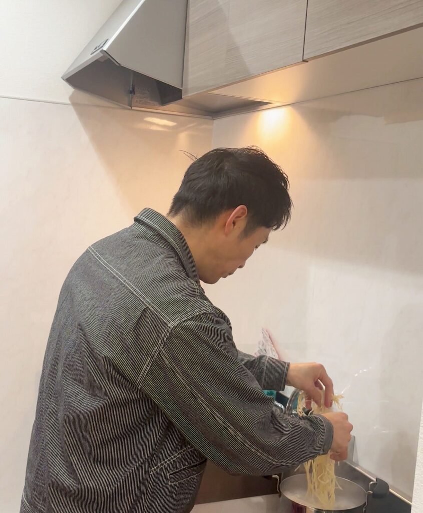 鉄工所のお昼！
ラーメンをゆでる社長！