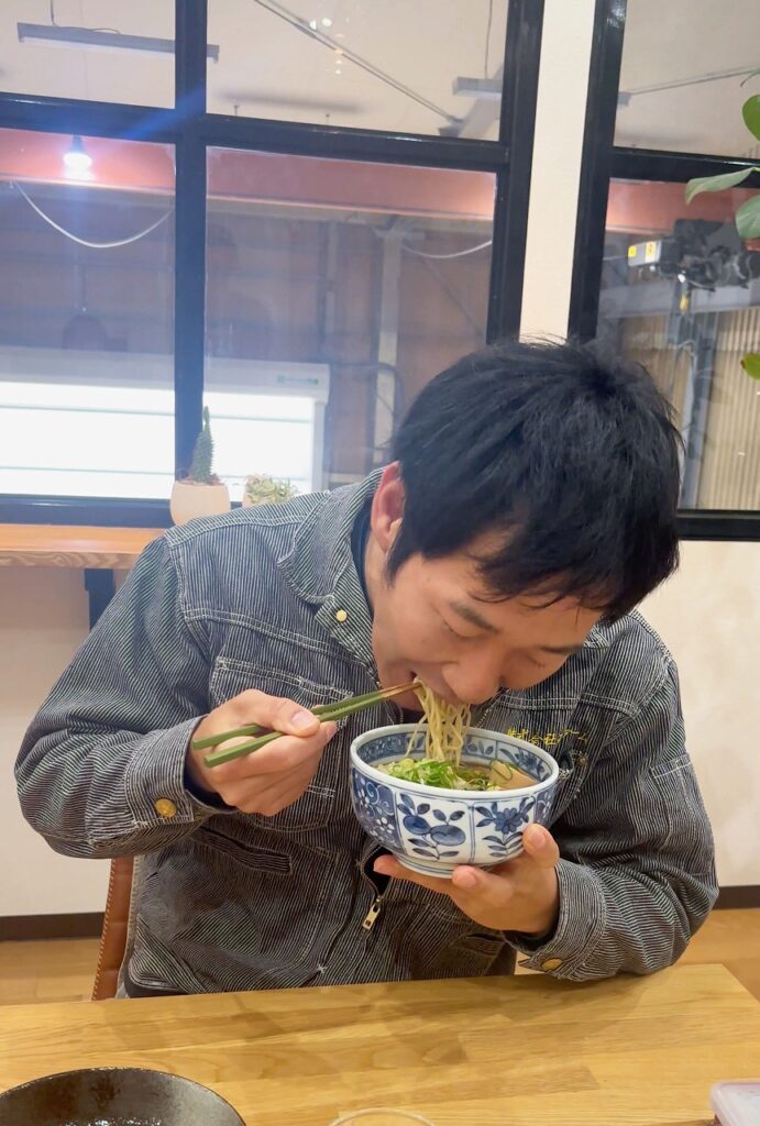 ラーメンをすする！