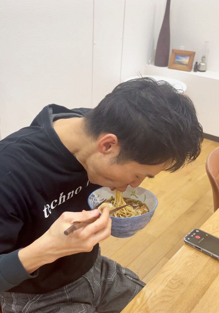 ラーメンをすする社長！