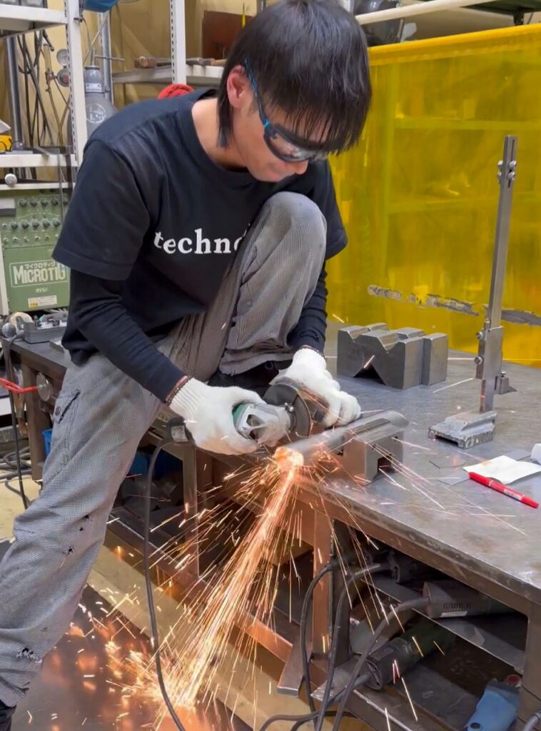 サンダーで切断