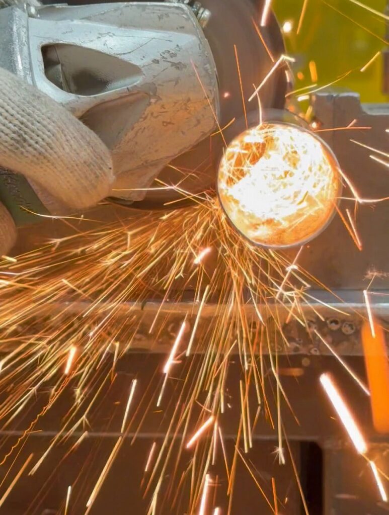 サンダーで切断している所