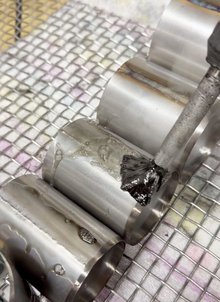 ステンレスの特殊な巻きパイプ（薄板のパイプ巻き）製作して溶接焼け取りまでしまっせ！株式会社テクノファーム