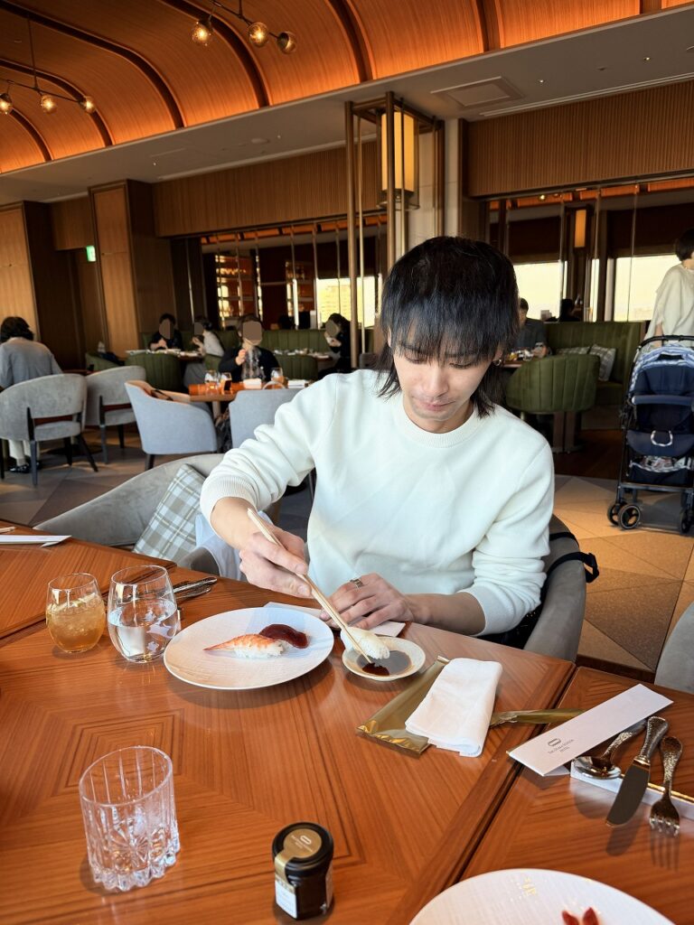 大阪ステーションホテルのザ モーメント グリル&ダイニング
お寿司を食べるラムちゃん