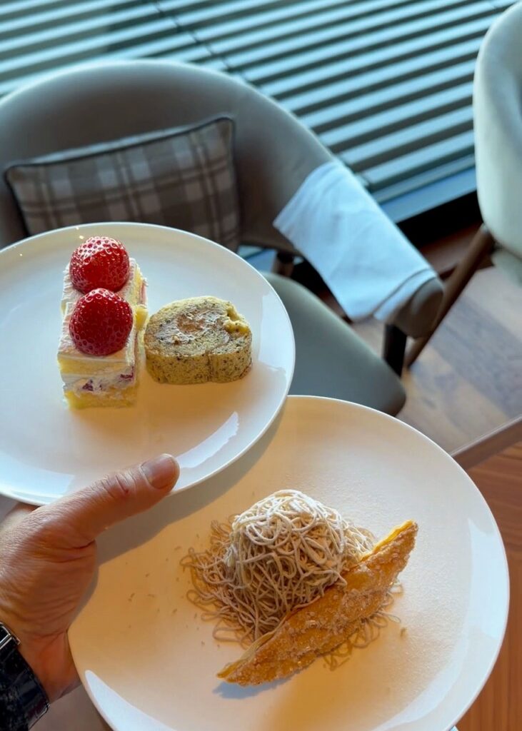 大阪ステーションホテルのザ モーメント グリル&ダイニング
デザート モンブラン、イチゴショート