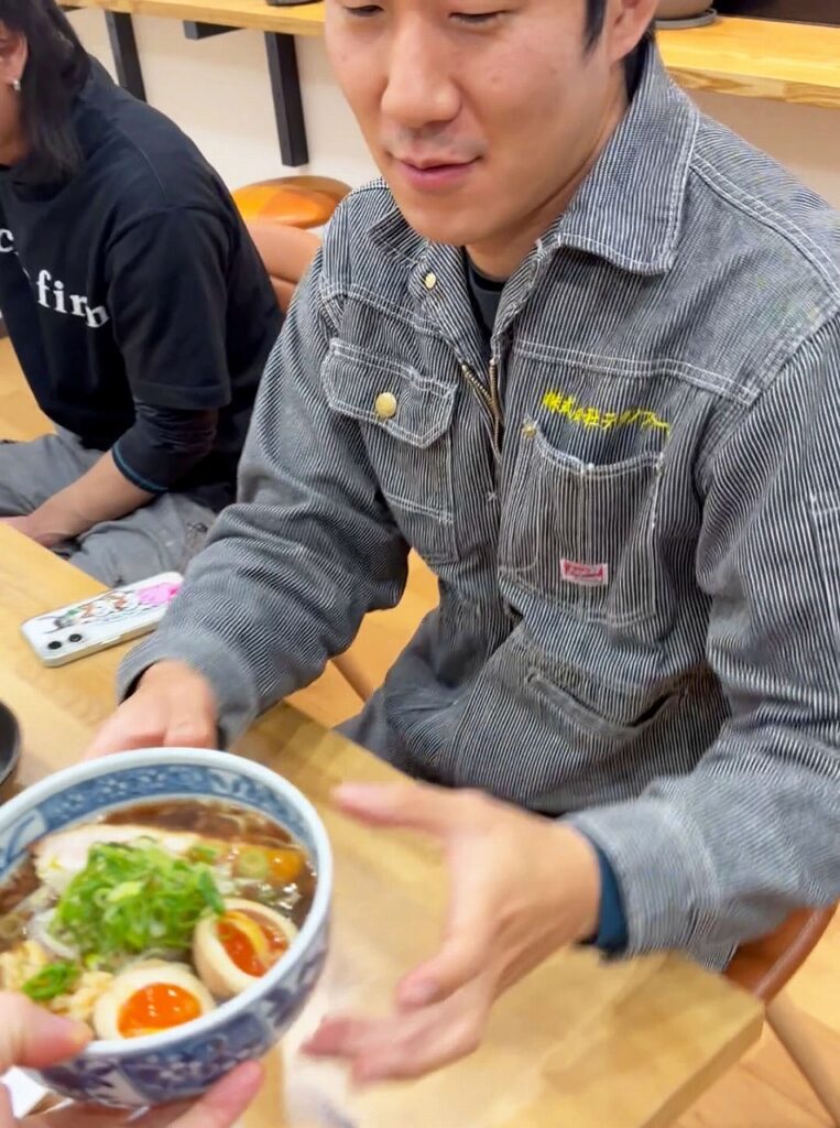 へいお待ち！お昼にラーメンを食べる鉄工所の従業員