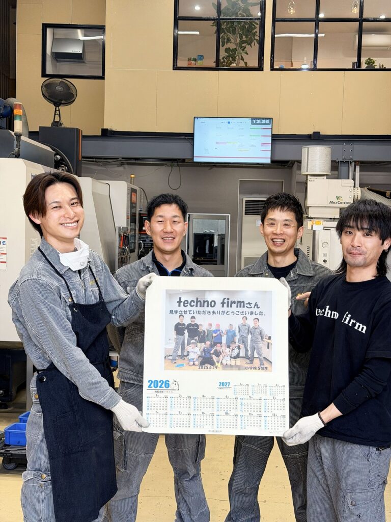 小学生が作ったカレンダーを持ってきてくれました。