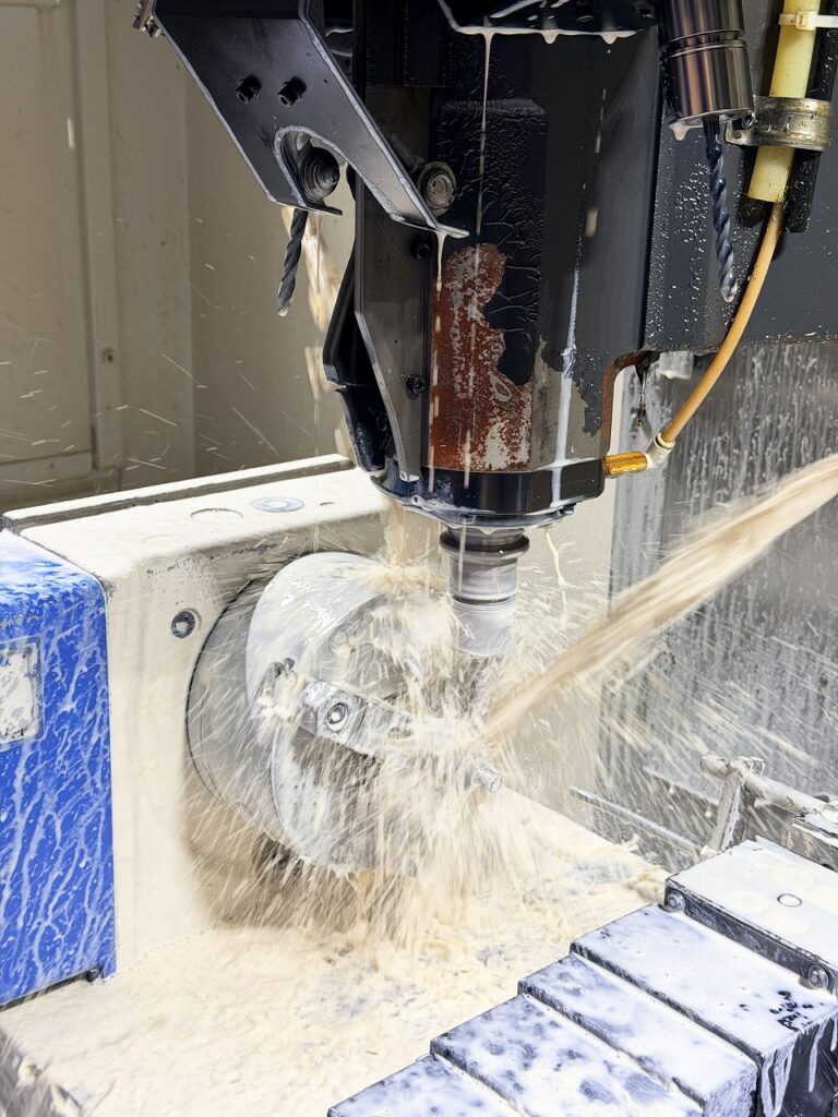 ブラザーで2面加工、NC円テーブルでNC旋盤後の後加工をやっています。
株式会社テクノファームでは溶接はもちろん機械加工もやっています。