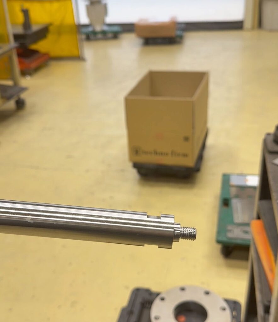 丸棒にNCの円テーブルで2面加工します。
株式会社テクノファームではNC旋盤やマシニングを所有しているので機械加工も出来ますよ