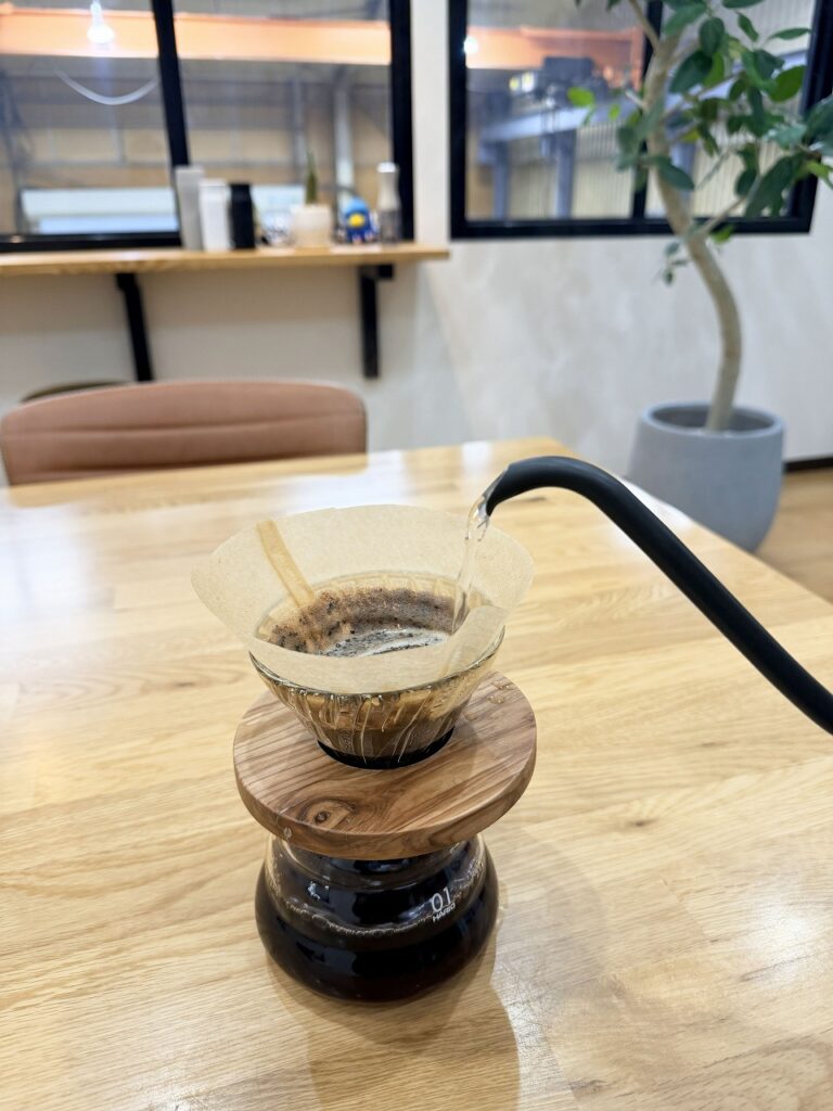 町工場でコーヒーを入れる