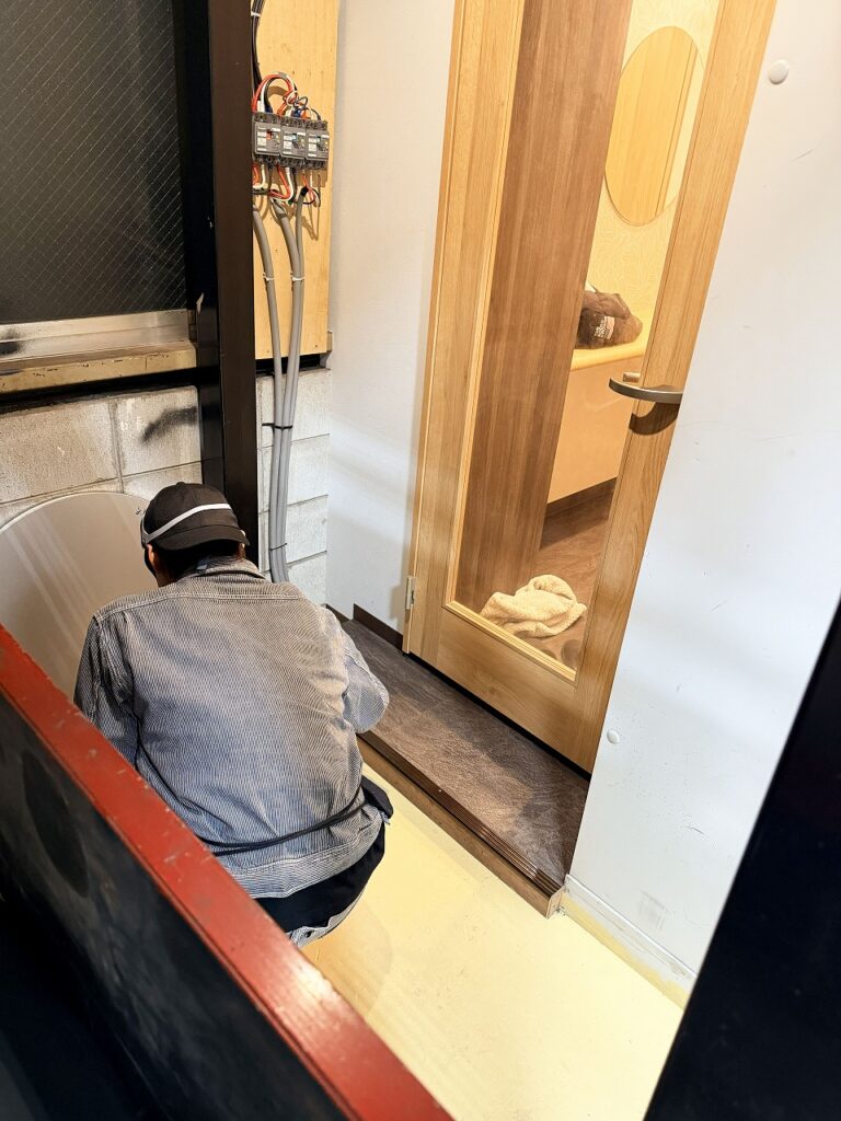 床のペンキ塗りをしています