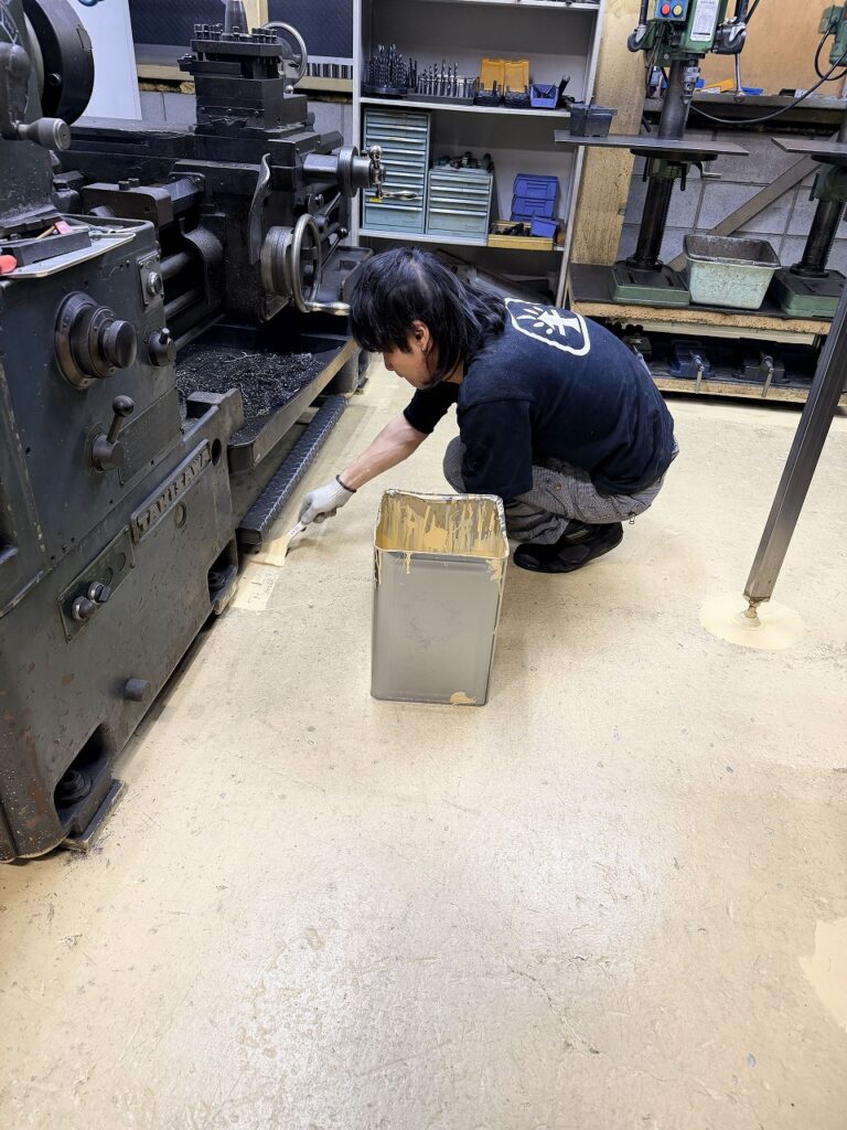 株式会社テクノファームの床のペンキを塗っています