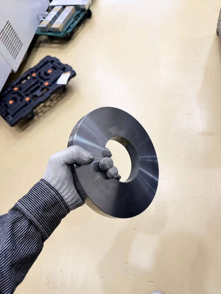 ステンレスフランジを製作中