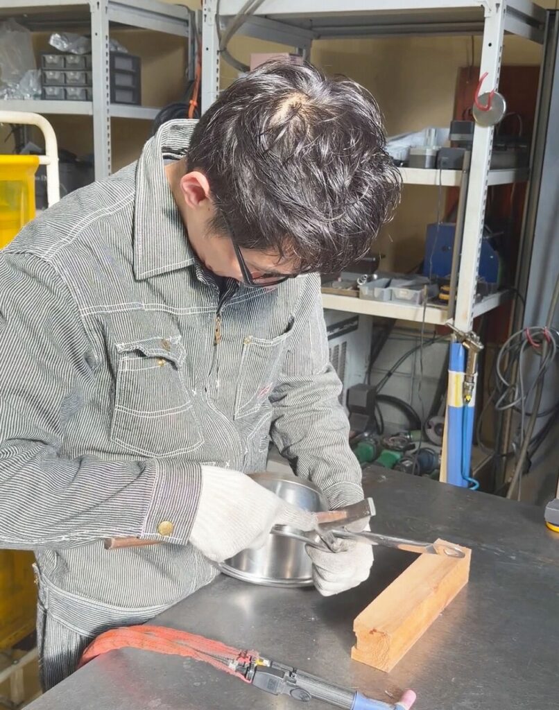 ステンレス鍋を修理してます