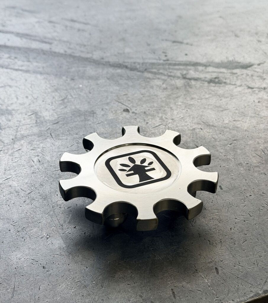 ステンレスにロゴをレーザー刻印します。大阪府松原市の株式会社テクノファームです