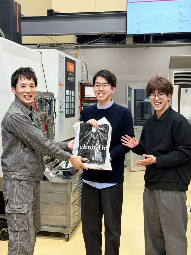 大阪大学フォーミュラレーシングクラブの学生さん株式会社テクノファームに来社されました。弊社Tシャツをプレゼントしました。