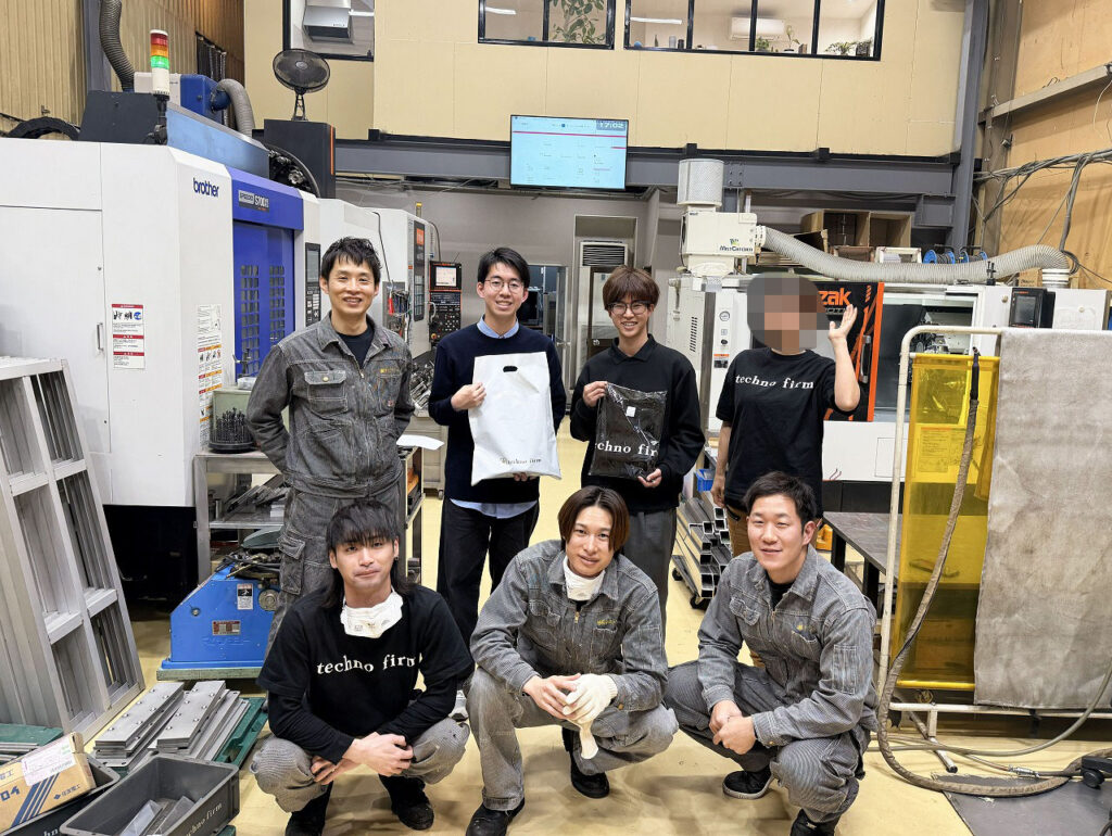 大阪大学フォーミュラレーシングクラブの学生さん株式会社テクノファームに来社されました。皆で記念撮影しました