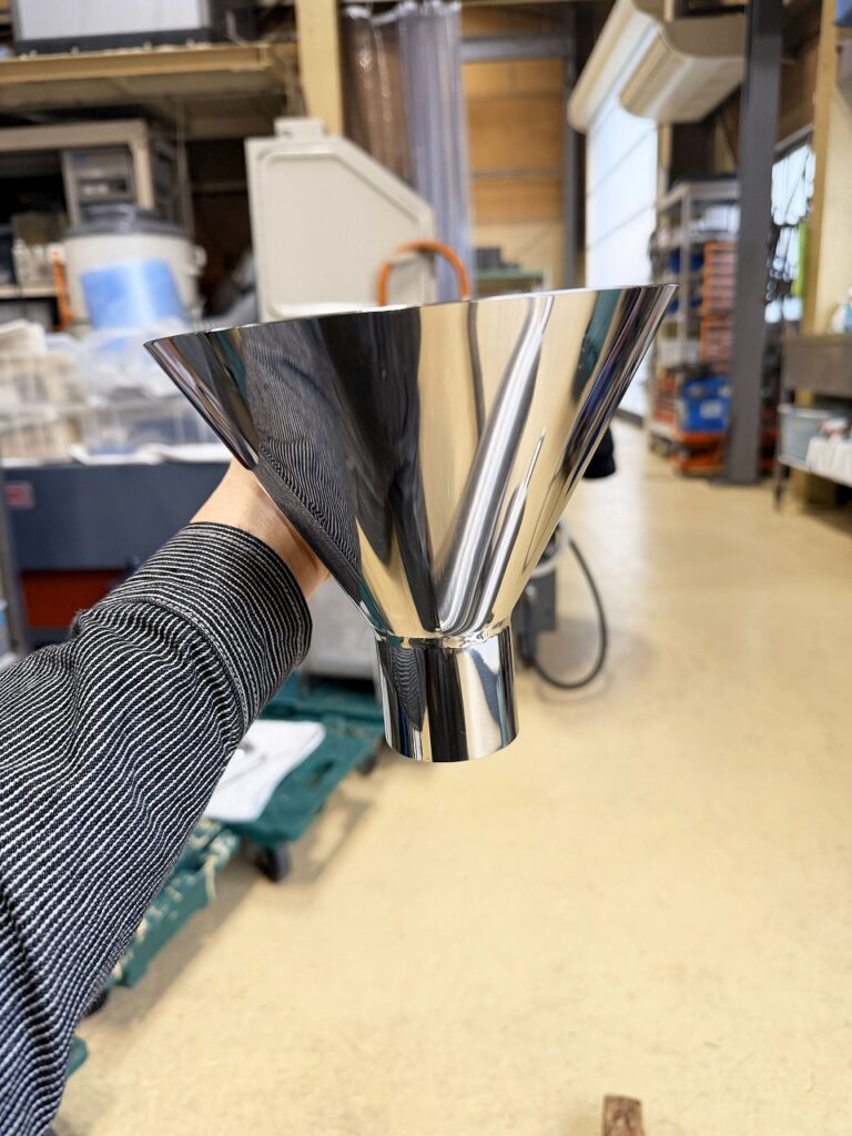 サニタリー仕様の薄板ステンレスホッパーの事なら大阪府松原市の株式会社テクノファームにお任せください