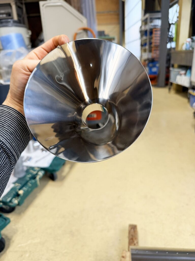 ステンレスホッパーの溶接製作の事なら大阪府松原市の株式会社テクノファームにお任せください。バフ研磨、洗浄まで社内一貫生産しています！