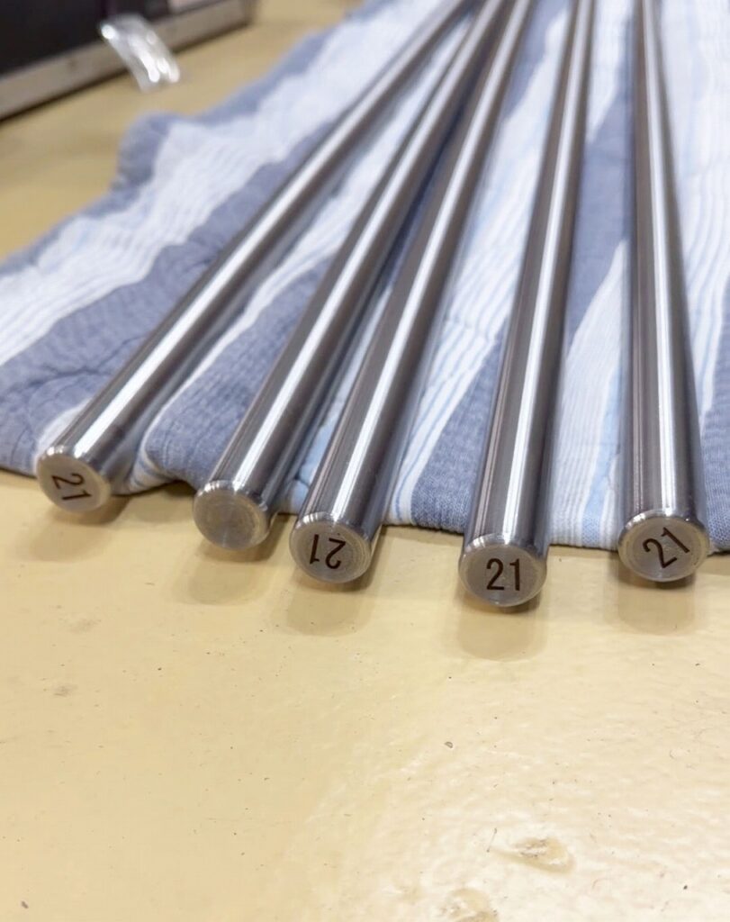 鉄の丸棒、端面に数字をレーザー刻印しました。株式会社テクノファムです。大阪府松原市