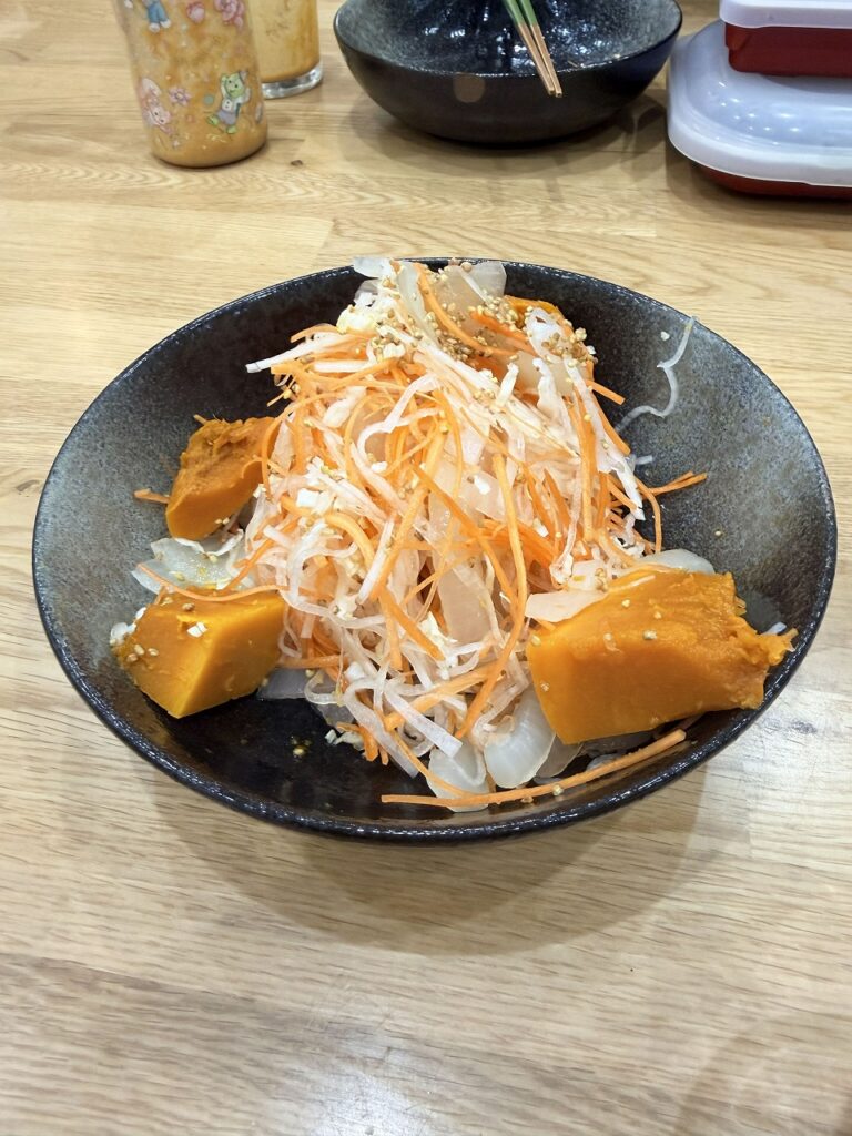 株式会社テクノファームでは、健康経営の一環でサラダを毎日昼食時に食べてもらっています。大阪府松原市