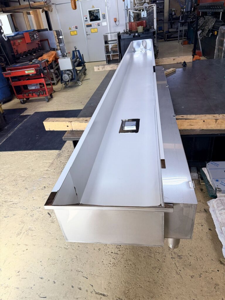 板厚1.5ｍｍのステンレスの槽です。長さは6ｍまで一枚もので製作できます。株式会社テクノファームにお任せください