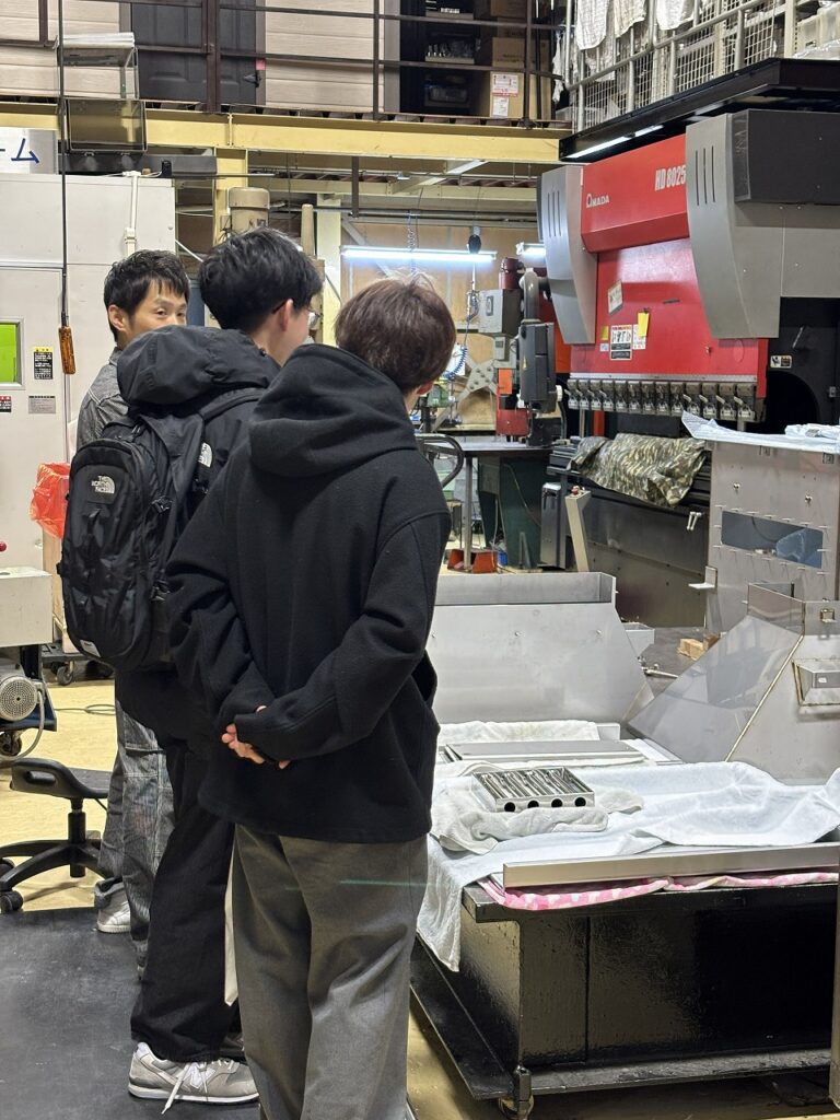 大阪大学フォーミュラレーシングクラブの学生さん株式会社テクノファームの完成品を見学