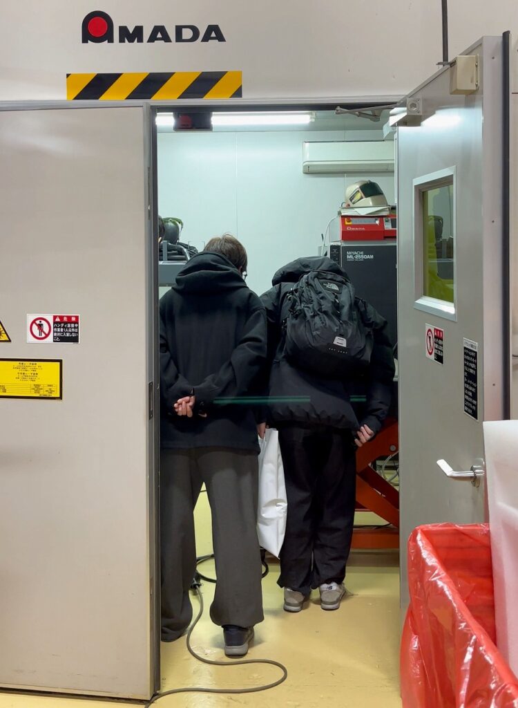 大阪大学フォーミュラレーシングクラブの学生さん株式会社テクノファームのレーザー室を見学