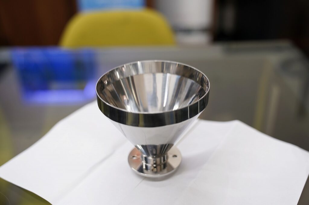 サニタリー仕様のステンレスホッパーの製作をしました。大阪府松原市の株式会社テクノファームにお任せください!溶接からバフ研磨までやってますよ