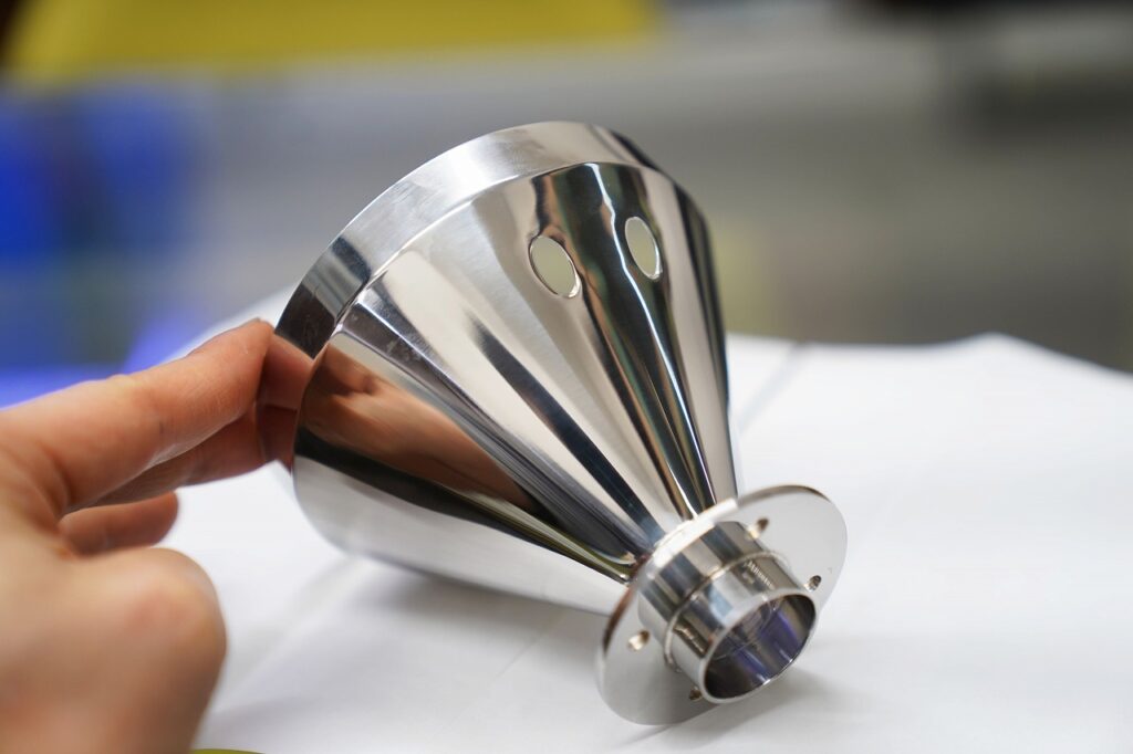 サニタリー仕様のステンレスホッパーの製作の事なら大阪府松原市の株式会社テクノファームにお任せください!バフ研磨もやってるよ
溶接から研磨まで一貫してやってますよ!