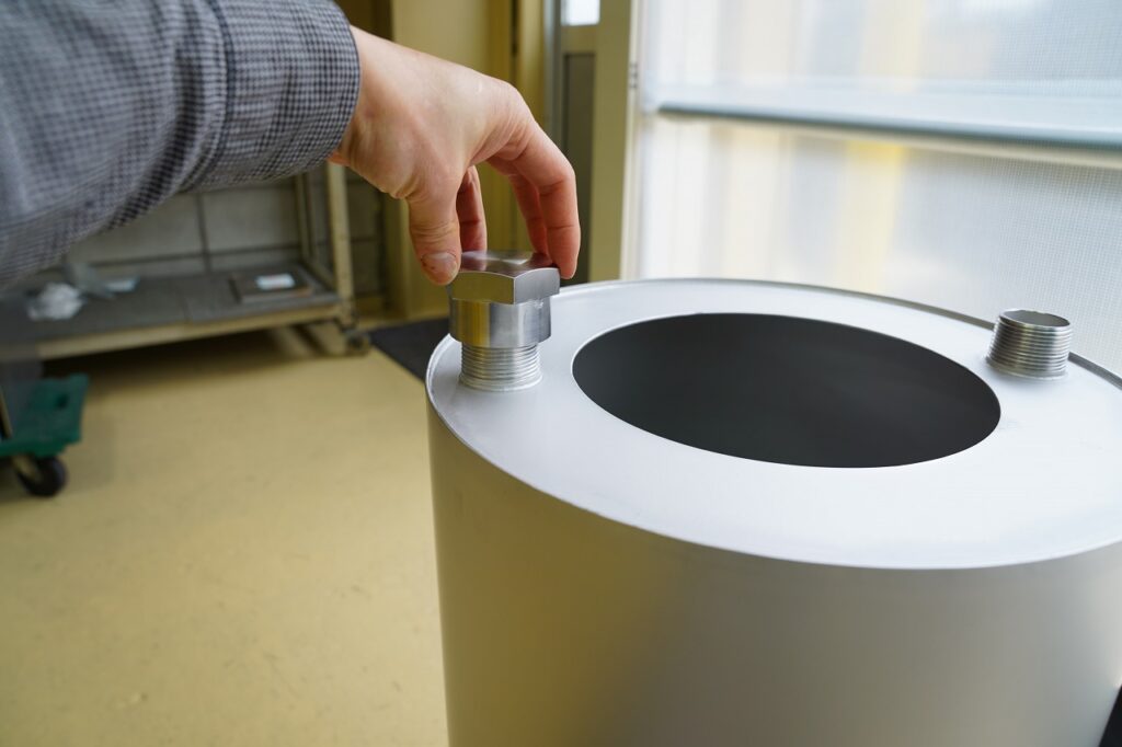 ステンレス容器に溶接されたニップル、そこにNC旋盤で再作した特殊ネジをねじ込む。
大阪府松原市の株式会社テクノファームにお任せください！ステンレスの溶接や機械加工をやっています