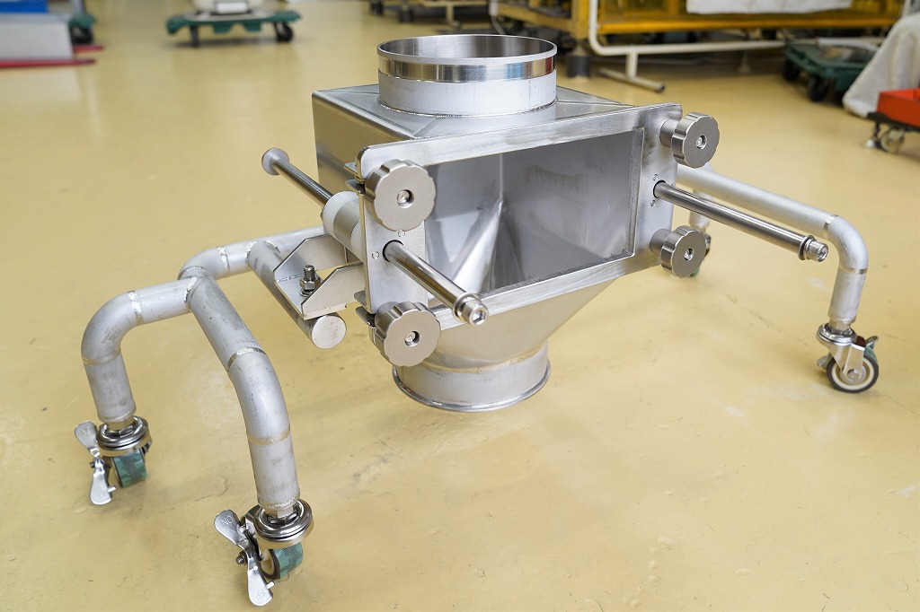 ステンレス製のケースです。磁選機の事なら大阪府松原市の株式会社テクノファームにお任せください。