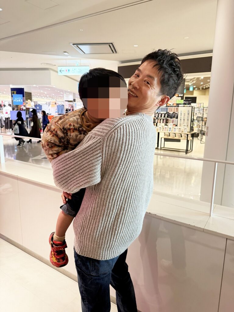 従業員の子供を抱っこする