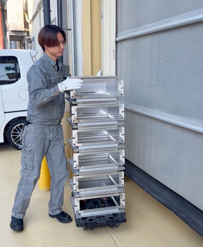 ステンレス製品を積み込むN君。株式会社テクノファーム