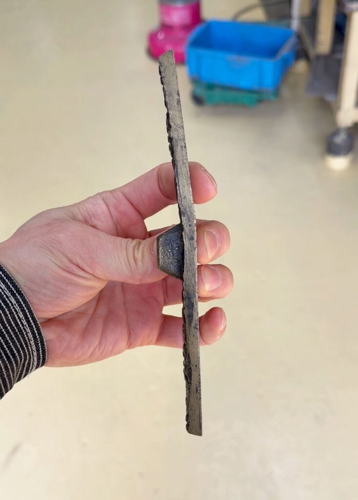 曲がった真鍮の文鎮を修理