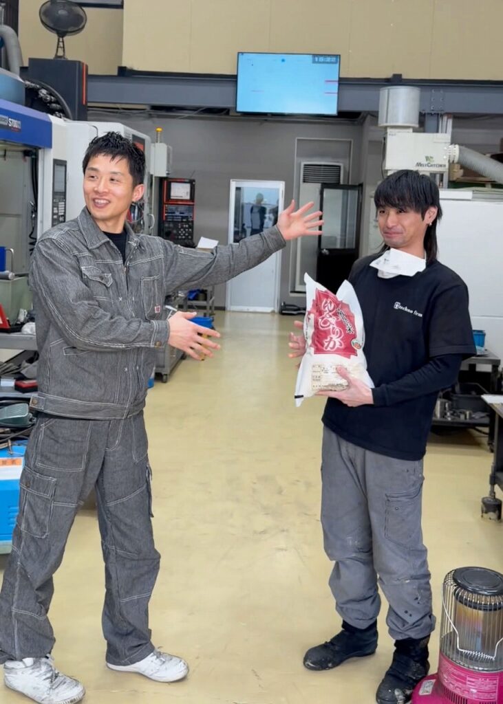 健康経営でやっている朝のバスケットシュート対決。今年最初の優勝者はラムちゃん。
大阪府松原市の株式会社テクノファームです。