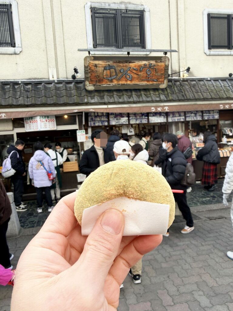 中谷堂　よもぎ餅を店の前で食べる