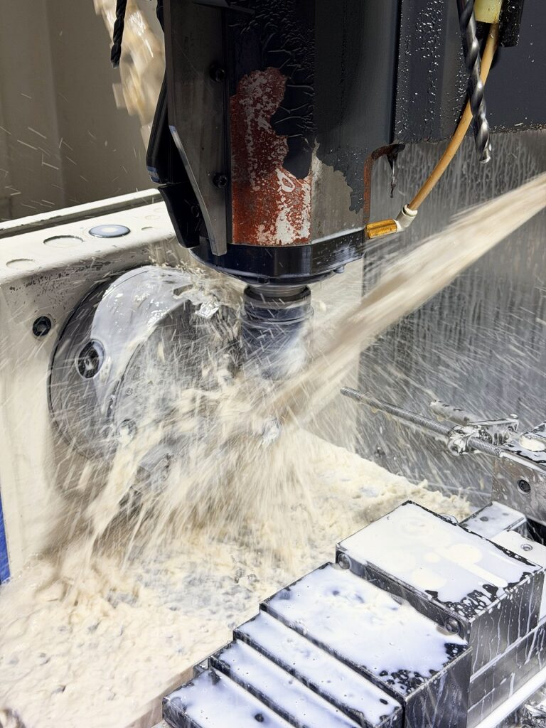 ステンレスシャフトをインデックスにて六角加工します。