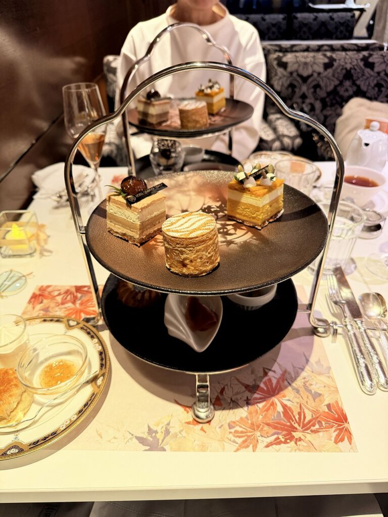 ホテルグランヴィア　ティーラウンジ　アフターヌーンティー　栗のモンブラン
かぼちゃのモンブラン
アップルパイ