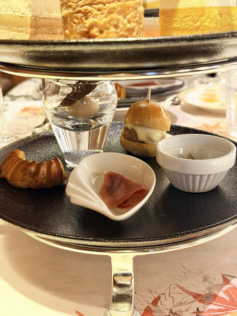 ホテルグランヴィア　ティーラウンジ　アフターヌーンティー
ブラウンマッシュルームのマリネ
茶美豚とポルチーニ茸のバーガー
栗のムースとカカオのチュイル
かぼちゃのプンティ（シナモン風味）
ハモン・デ・テルエル（生ハム）
スコーン