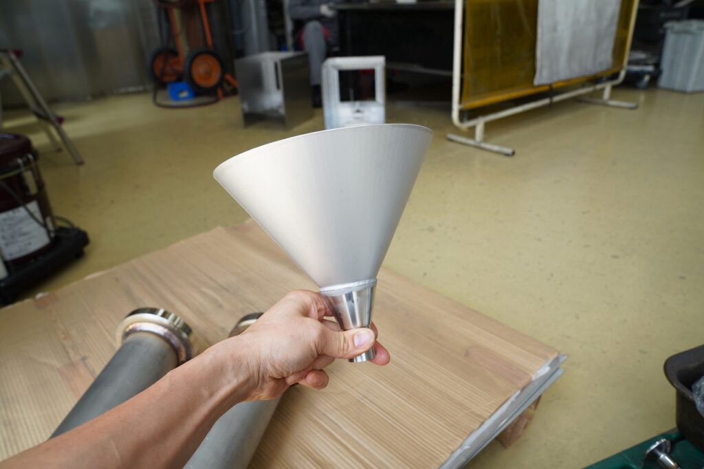 ステンレスの特殊形状の漏斗製作しました。
大阪府松原市の株式会社テクノファム