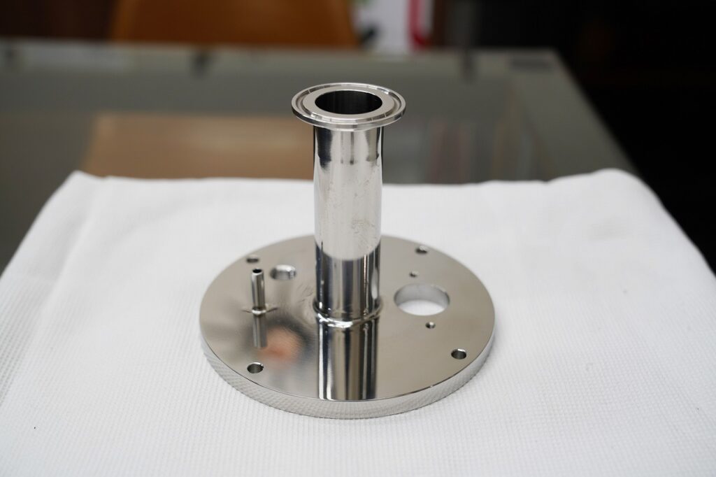 ヘルール配管を溶接した、特殊な配管品です。バフ研磨してあります。ステンレス溶接、バフ研磨の事なら大阪府松原市の株式会社テクノファームにお任せください